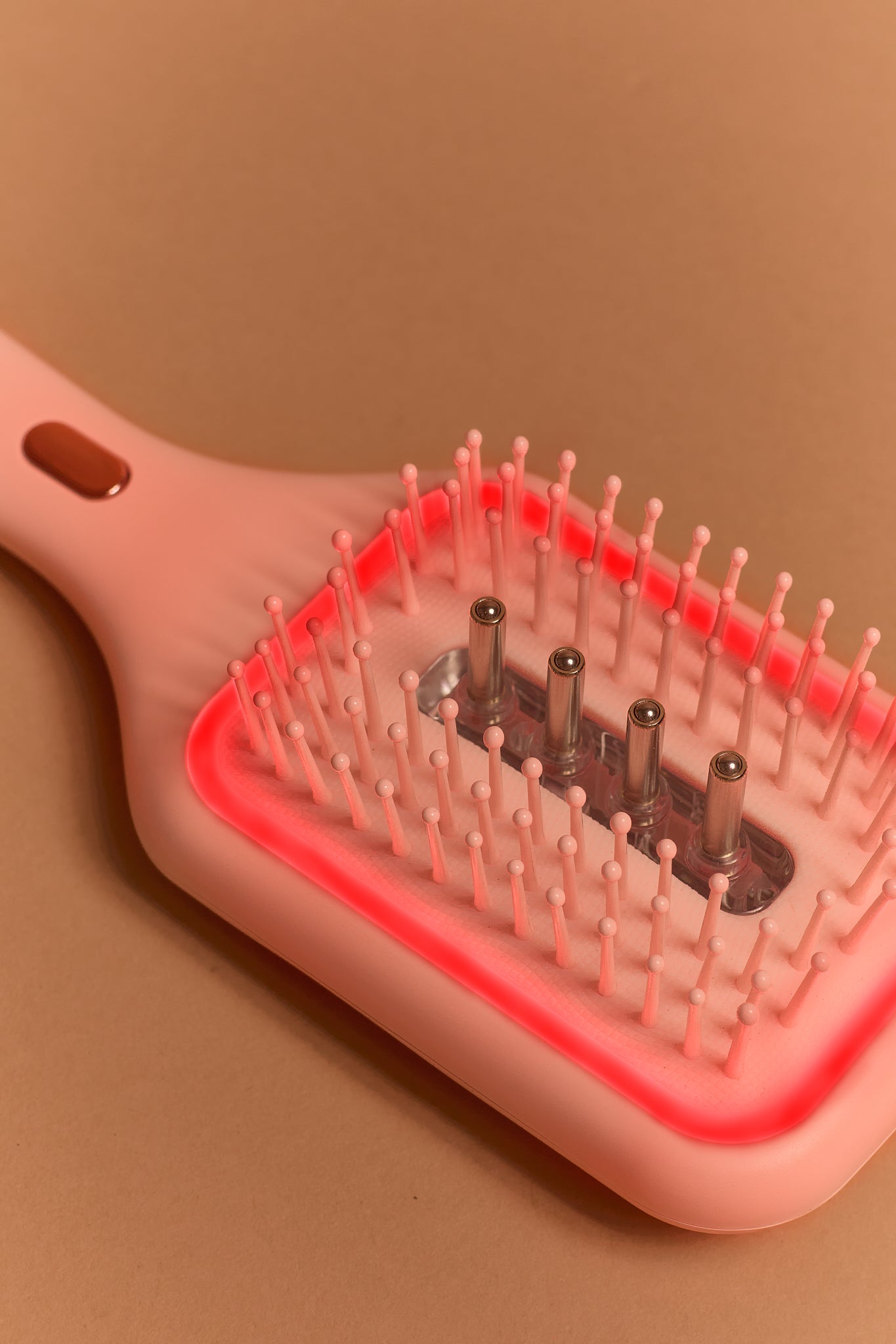 Avaia Tresses™ RLT Oil-Dispensing Massager Scalp Brush