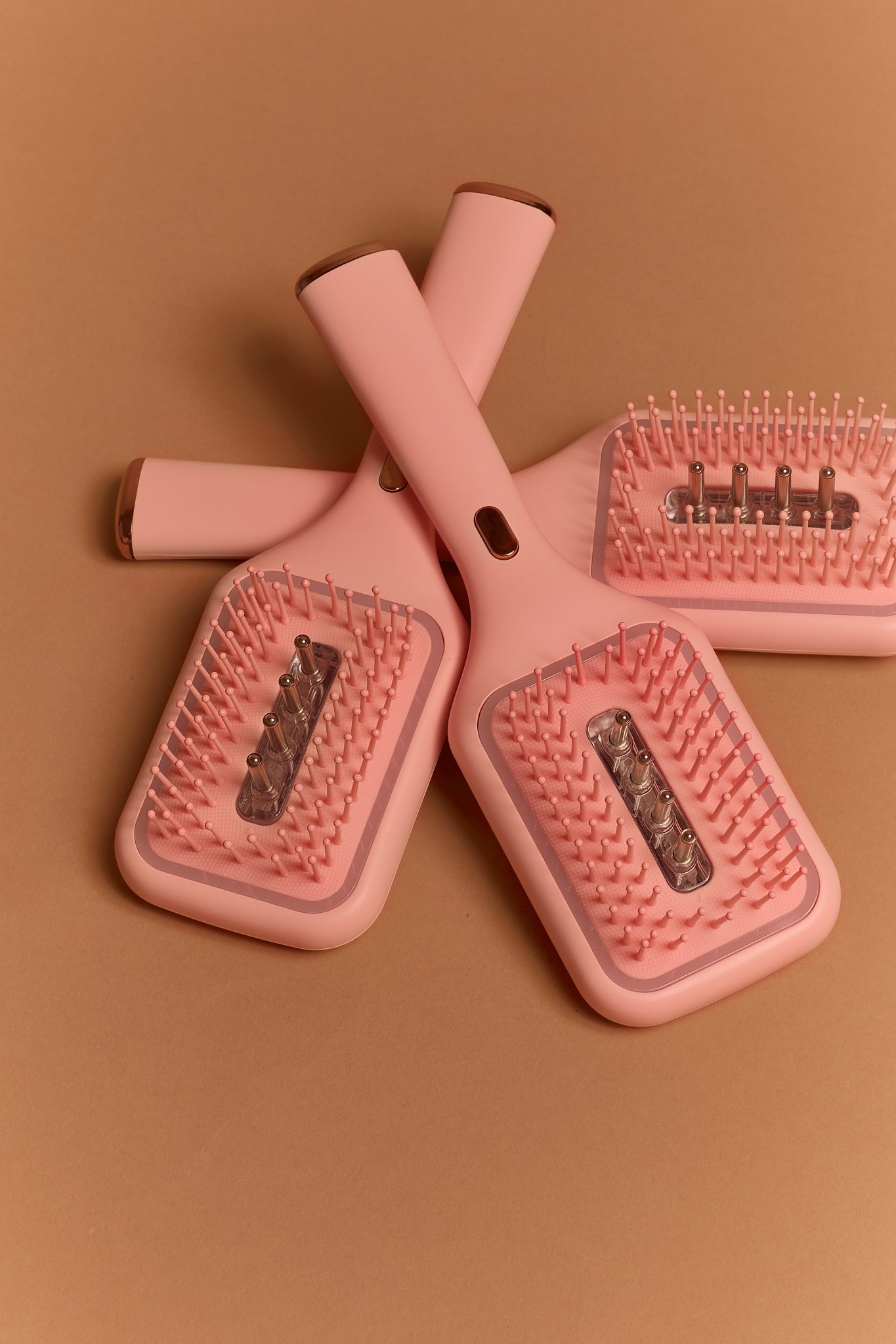 Avaia Tresses™ RLT Oil-Dispensing Massager Scalp Brush