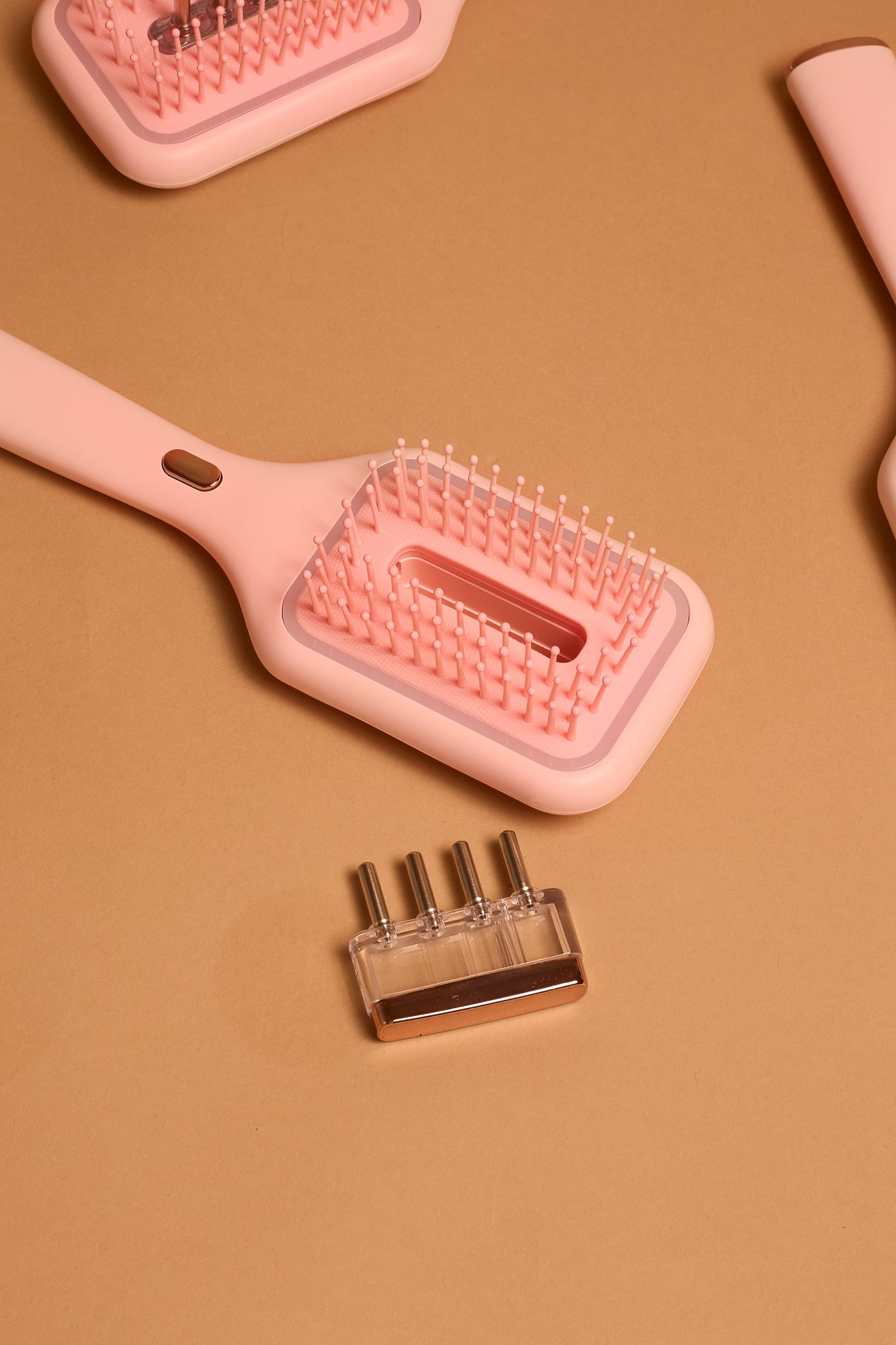 Avaia Tresses™ RLT Oil-Dispensing Massager Scalp Brush